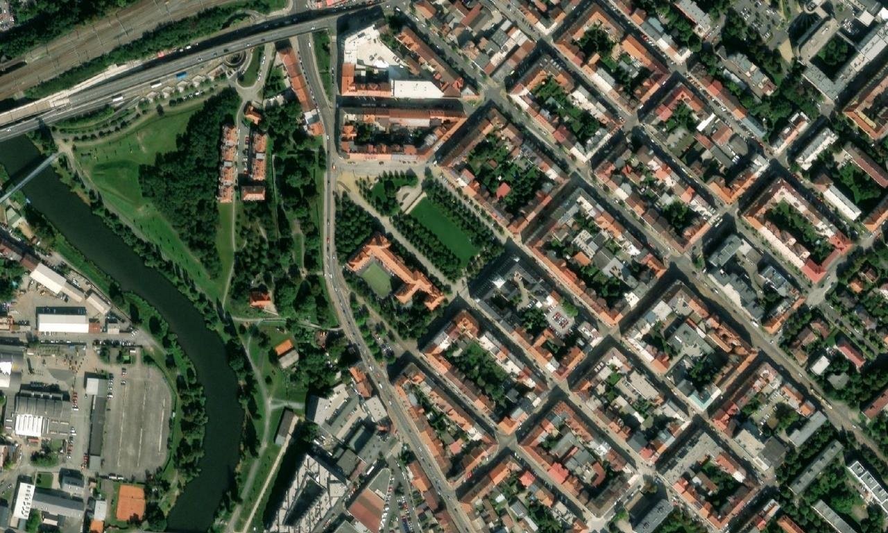 Budova býv. II. české státní reálky, dnes gymnázium – letecký pohled