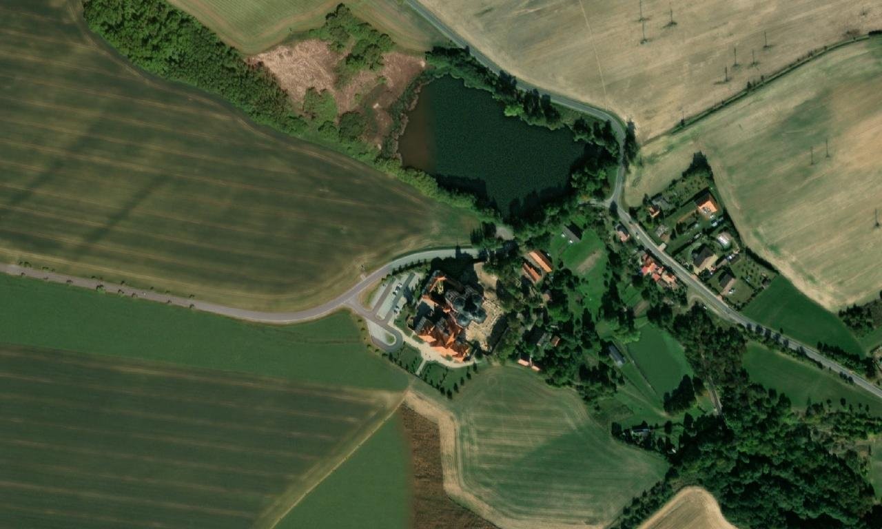 Dva náhrobní kříže rodiny Engelthalerovy, z Kralovic – letecký pohled