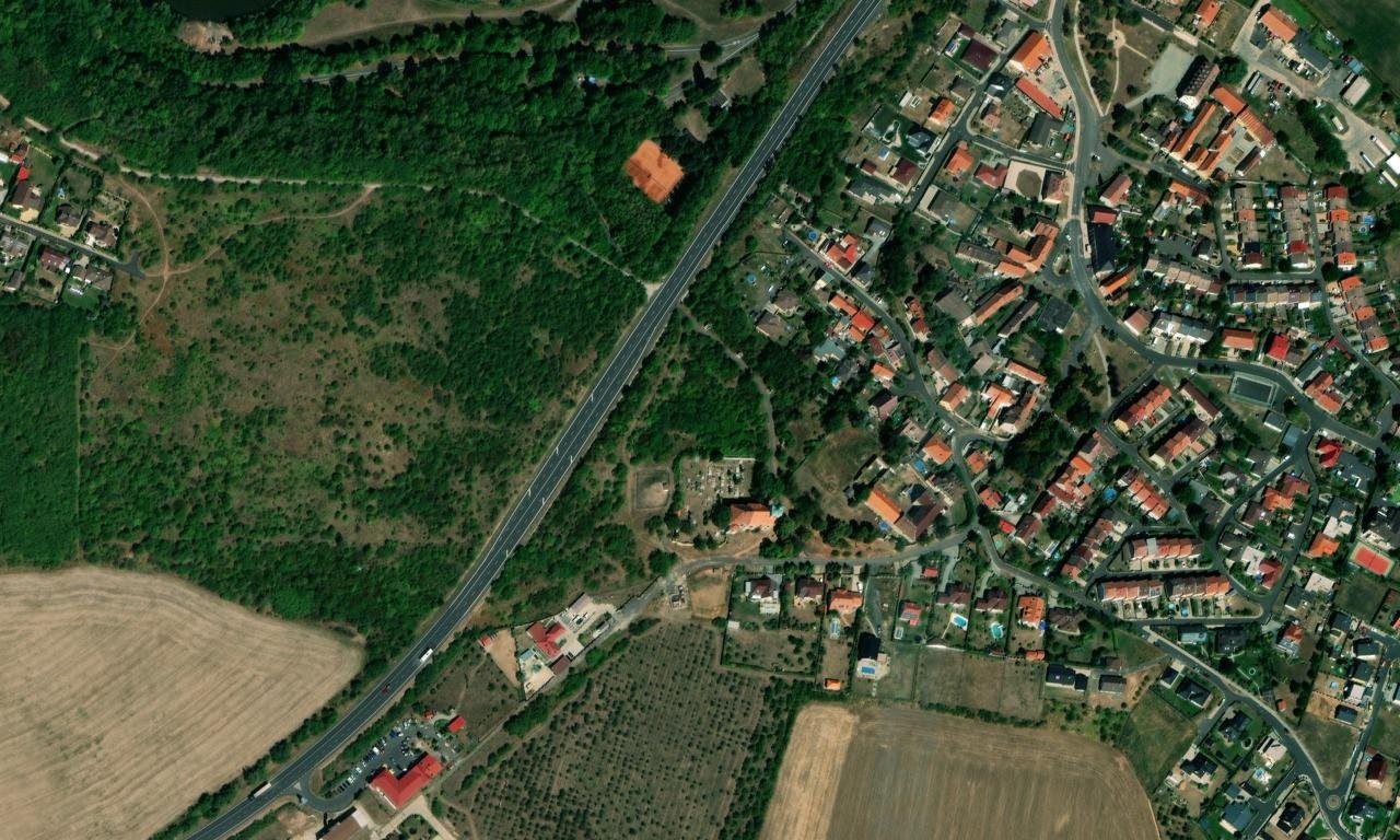 Dvanáctiletý Ježíš v chrámu mezi učenci - 3. kaplička libkovických Sedmi bolestí Panny Marie ve Vtelně – letecký pohled