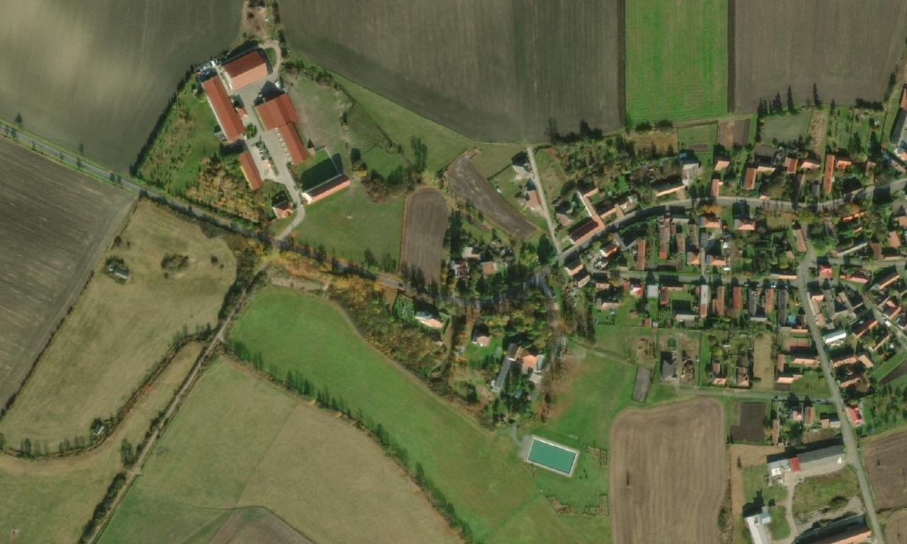 kostel Rozeslání svatých Apoštolů (Chotěšice) – letecký pohled