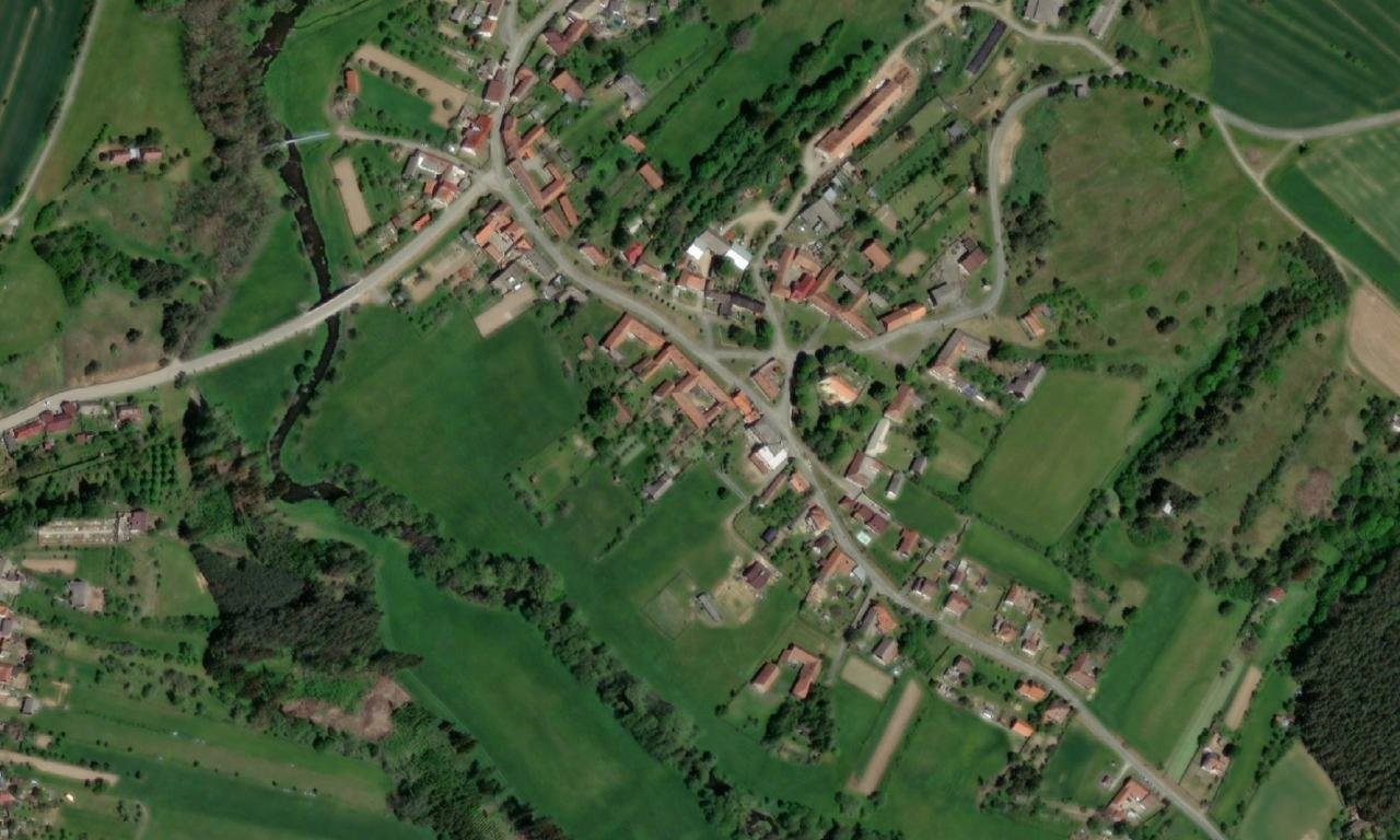kostel svatého Jakuba Většího (Naloučany) – letecký pohled