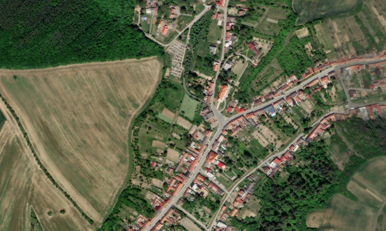 kostel svatého Petra a Pavla (Lovčice) – letecký pohled