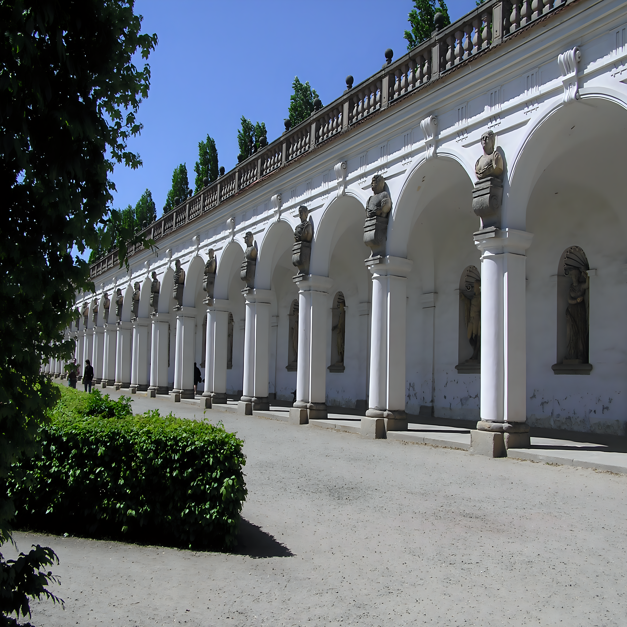 
<span>Kolonáda v Květné zahradě</span>
