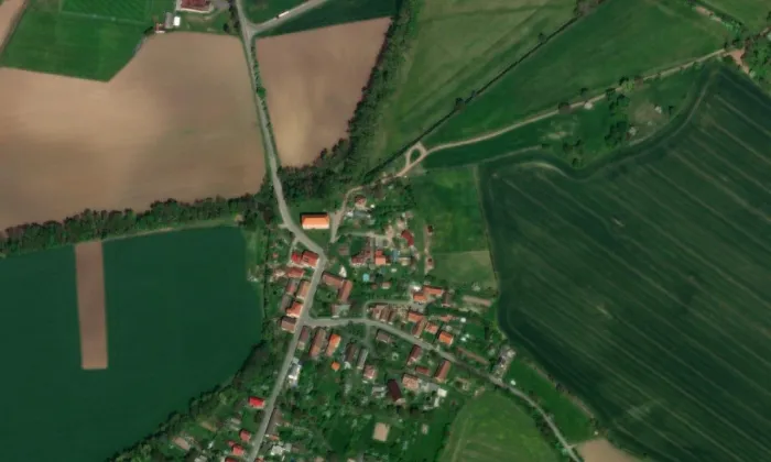 Bývalá tvrz – sýpka – letecký pohled