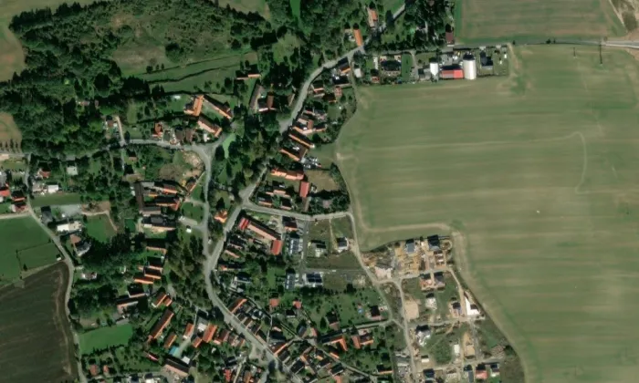 Brána, branka a sýpka usedlosti čp. 18 – letecký pohled