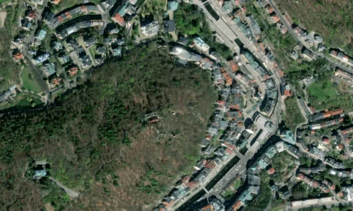 Busta cara Petra Velikého – letecký pohled