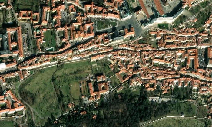 Kaple Panny Marie a svatého Karla Boromejského (Vlašský špitál) – letecký pohled