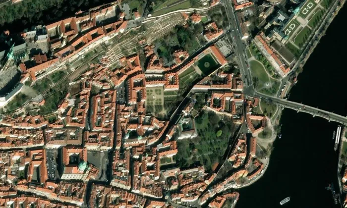 Kolovratský palác ve Valdštejnské – letecký pohled