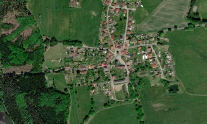 Kostel svatého Jana Nepomuckého (Omlenička) – letecký pohled