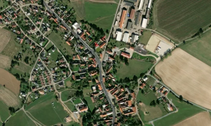Kostel svatého Martina ve Chválenicích – letecký pohled
