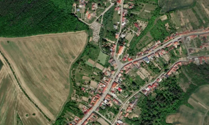kostel svatého Petra a Pavla (Lovčice) – letecký pohled