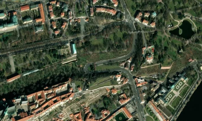 Pomník Julia Zeyera – letecký pohled