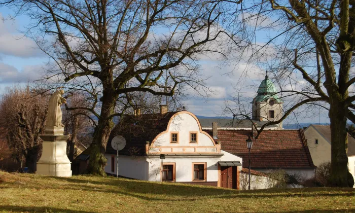 Kostel svatých Petra a Pavla v Chotovinách