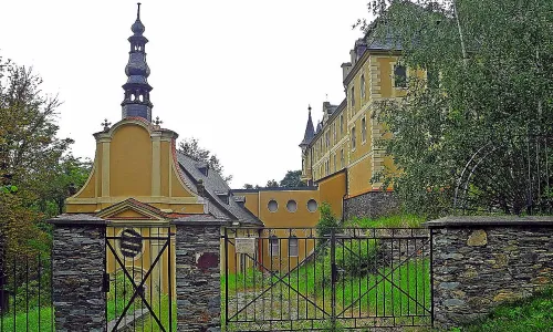 kostel Nejsvětější Trojice na zámku Starý Hrozňatov