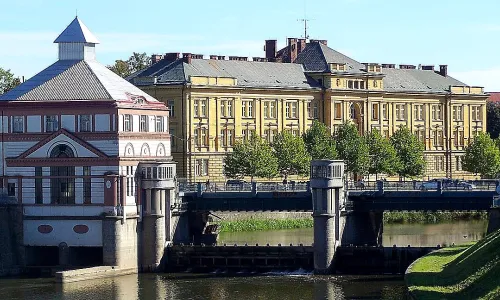 Moravský most s jezem a elektrárnou