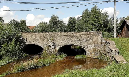 kamenný most přes Stržský potok ve Světnově