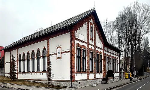 Dělnický dům, s pamětní deskou