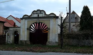 Brána, branka a sýpka usedlosti čp. 18