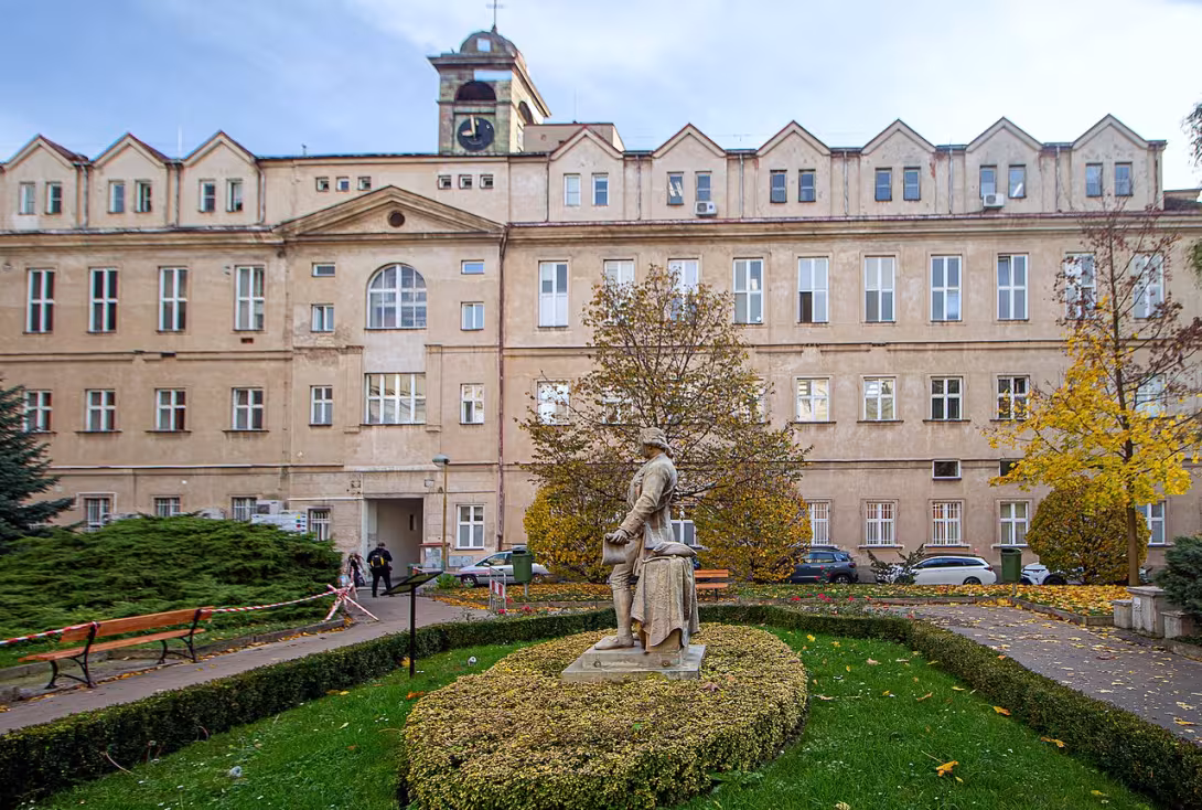 Dnešní pohled – Budova Všeobecné fakultní nemocnice v Praze
