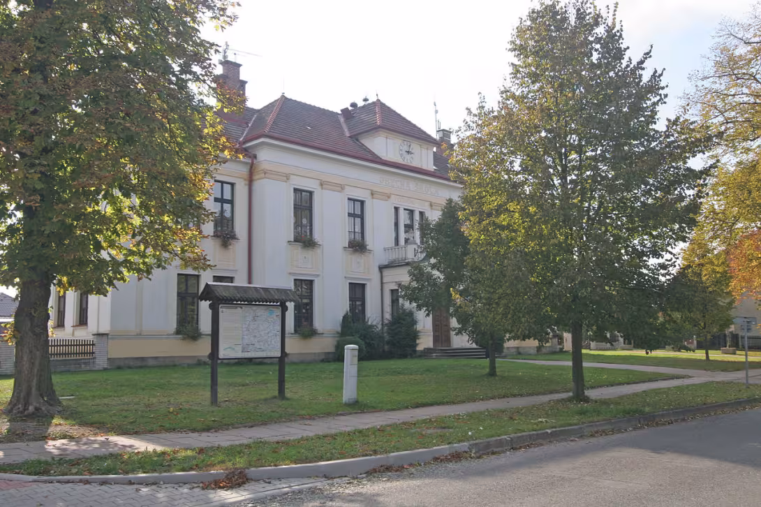 Dnešní pohled – Budova základní školy v Libranticích