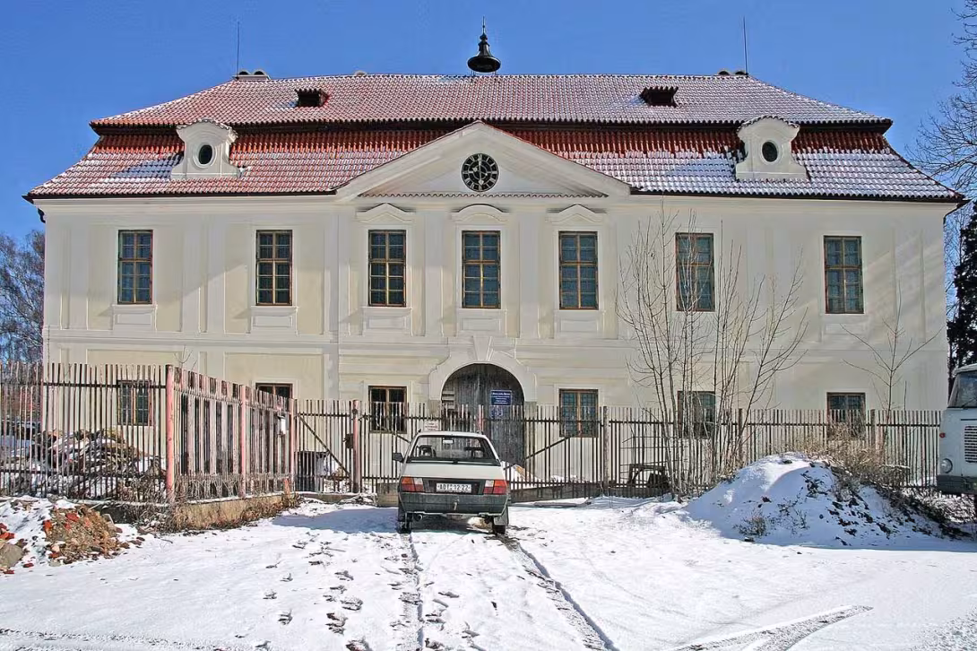 Dnešní pohled – Starý zámek Bečváry
