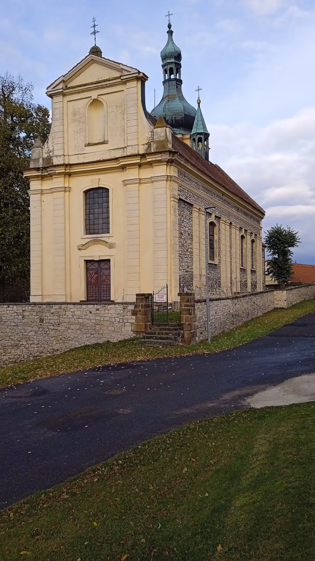 Dnešní pohled – Kostel Nanebevzetí Panny Marie (Vrbno nad Lesy)