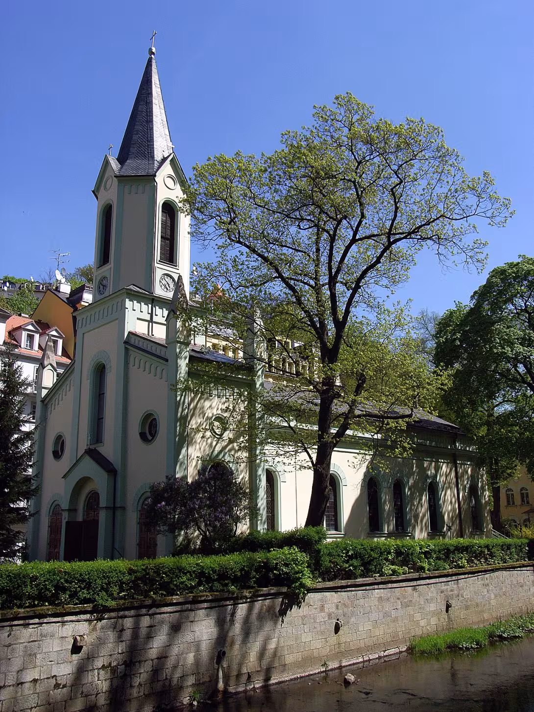 Dnešní pohled – Kostel svatých Petra a Pavla (Karlovy Vary)