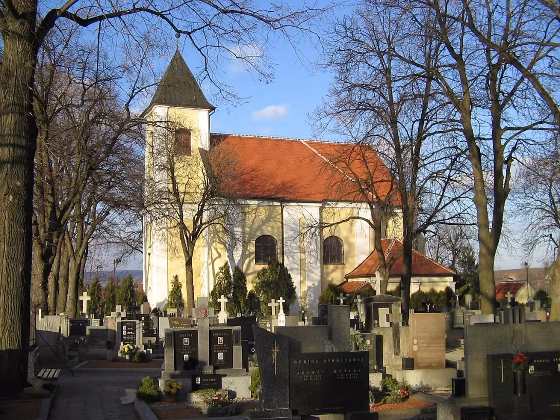 Dnešní pohled – kostel Povýšení svatého Kříže (Prace)