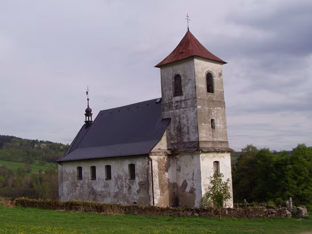 Dnešní pohled – kostel svatého Jana Nepomuckého (Bartošovice v Orlických horách)