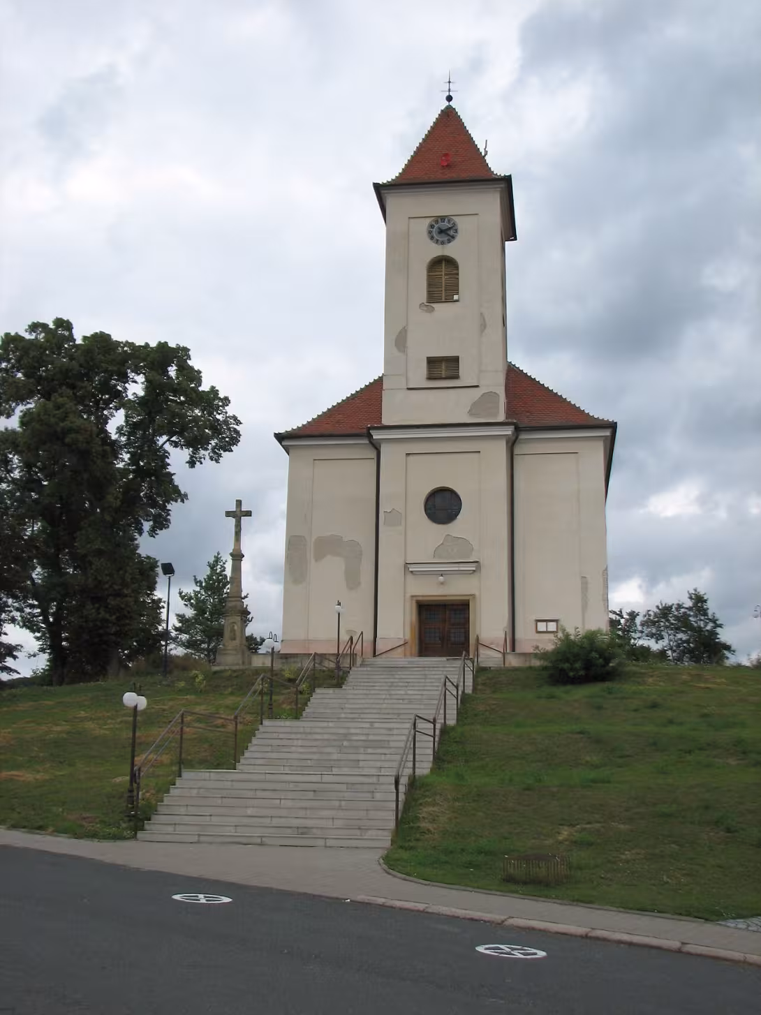 Dnešní pohled – kostel svatého Petra a Pavla (Lovčice)