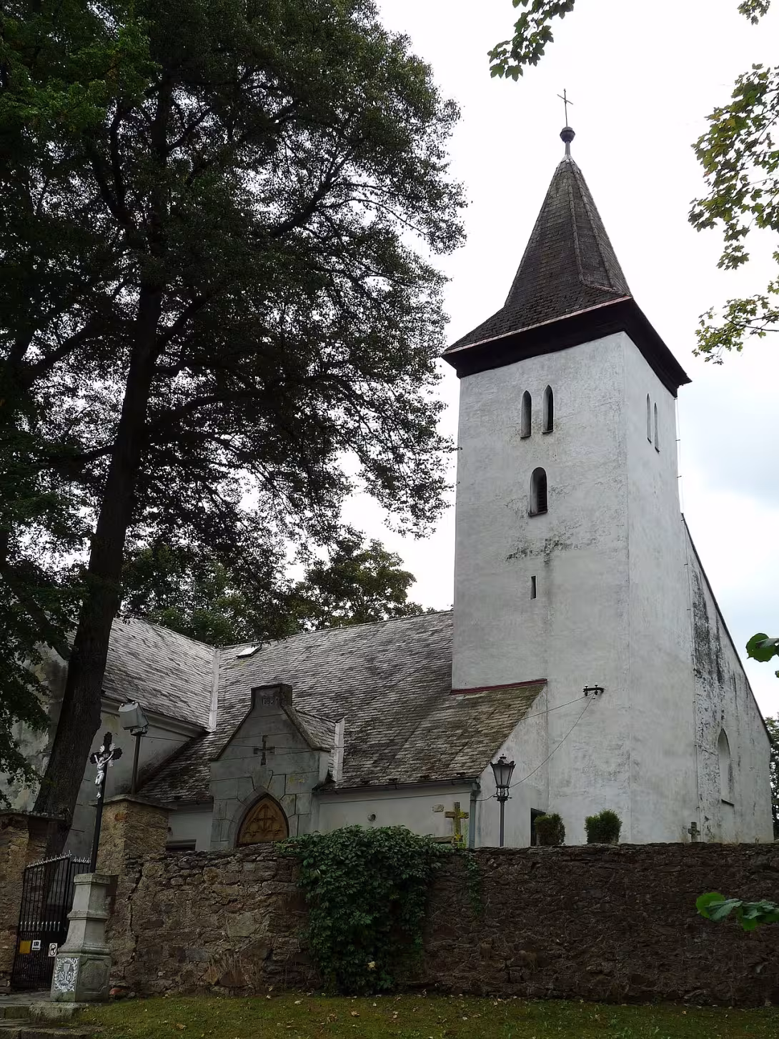 Dnešní pohled – kostel svatého Petra a Pavla (Zdíkovec)