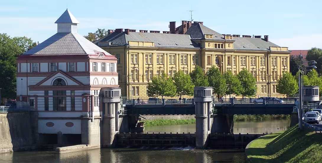 Dnešní pohled – Moravský most s jezem a elektrárnou