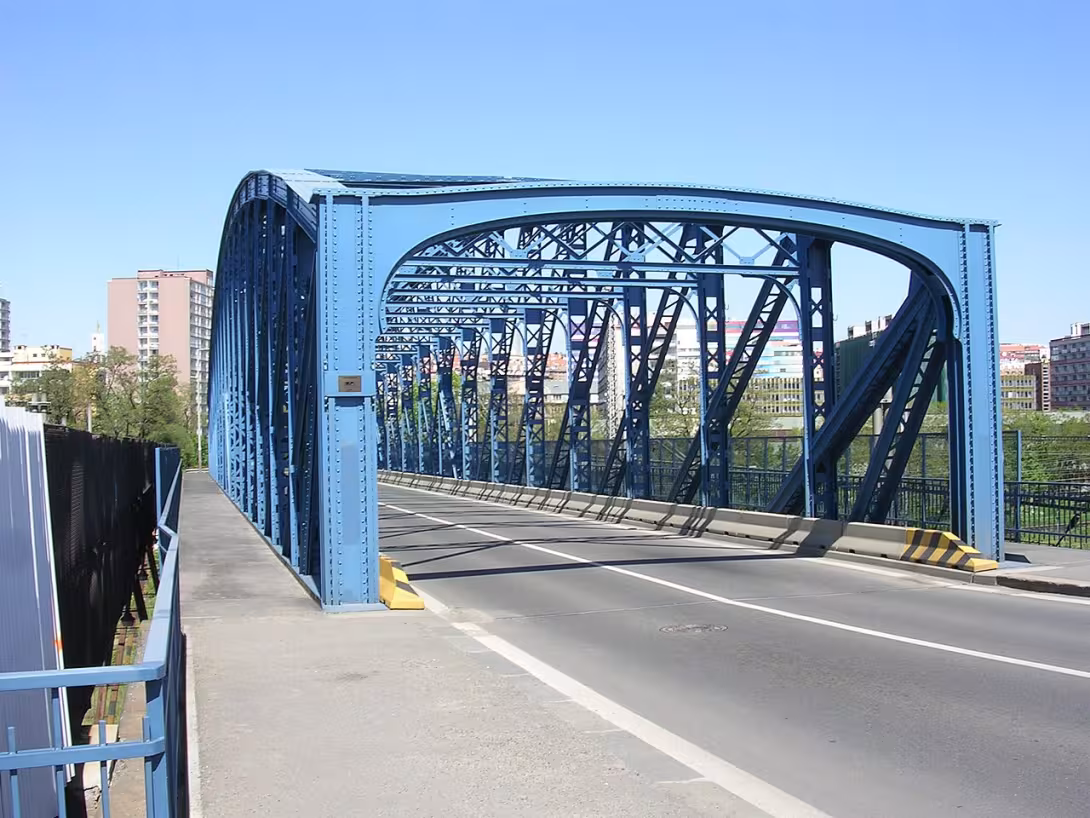 Dnešní pohled – most přes vršovické seřaďovací nádraží